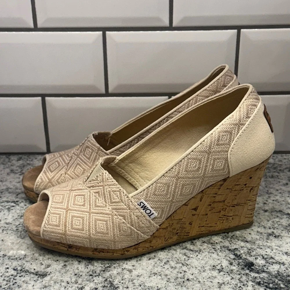 TOMS Women's Beige Geometric Pattern Peep Toe Wedge Shoes Size 8.5 Neutral Cream